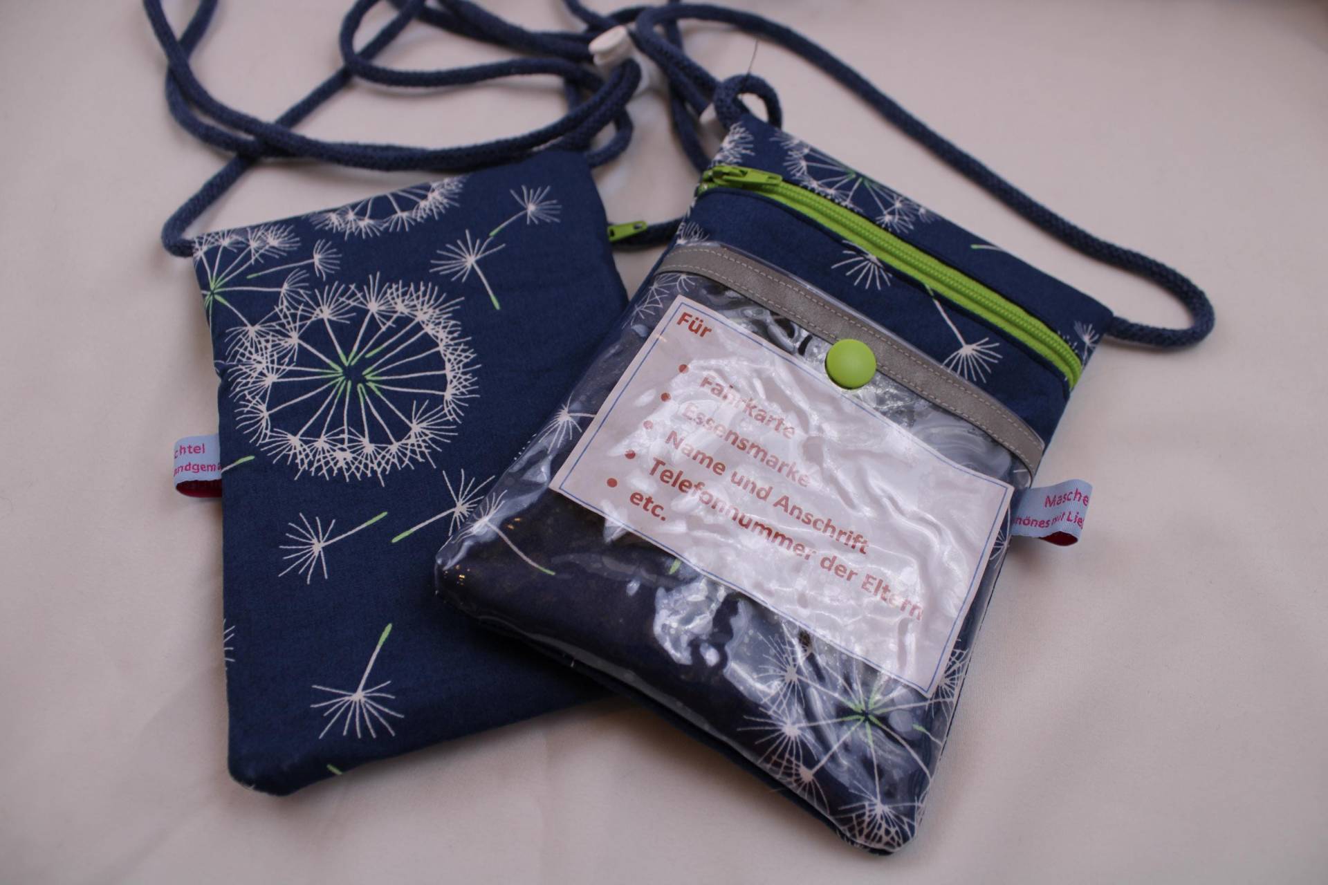 Brustbeutel/Umhängetäschchen Für Kinder "Pusteblume/Nachtblau" Mit Klarsichtfach, Reflektorstreifen + Kordelstopper; Fahrkartentasche von Maschenwichtel