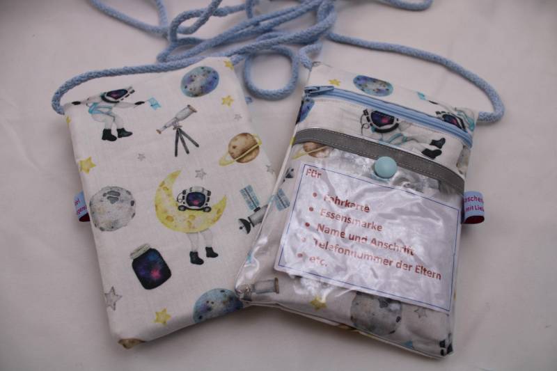 Brustbeutel/Umhängetäschchen Für Kinder "Astronaut Im All" - Mit Klarsichtfach/Sichtfenster Reflektorstreifen; Fahrkartentasche von Maschenwichtel