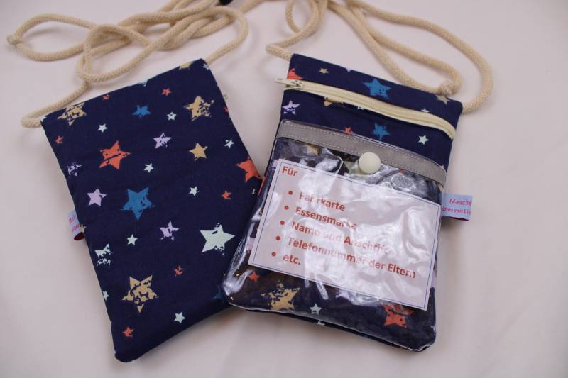 Brustbeutel/Umhängetäschchen Für Kinder "Bunte Sterne" Mit Klarsichtfach, Reflektorstreifen + Kordelstopper; Geldbörse, Fahrkartentasche von Maschenwichtel