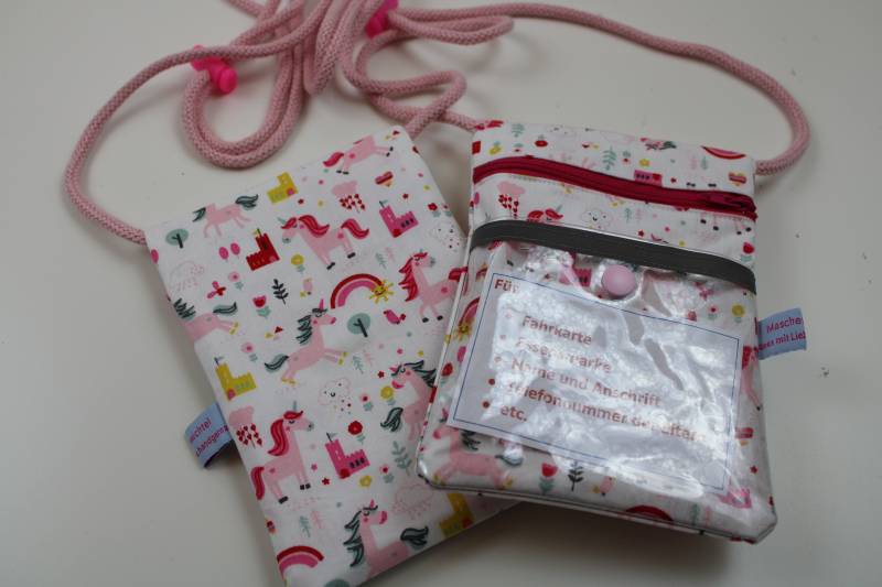 Brustbeutel/Umhängetäschchen Für Kinder "Einhörner/Weiß" Mit Klarsichtfach, Reflektorstreifen + Fluoresz. Kordelstopper; Fahrkartentasche von Maschenwichtel