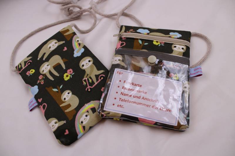 Brustbeutel/Umhängetäschchen Für Kinder "Faultier" - Mit Klarsichtfach/Sichtfenster Reflektorstreifen; Geldbörse, Fahrkartentasche von Maschenwichtel