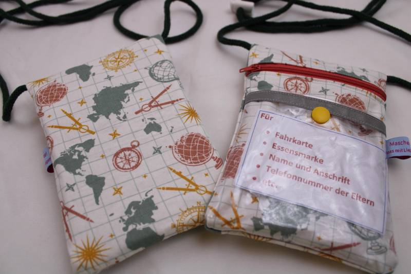 Brustbeutel/Umhängetäschchen Für Kinder "Geographie" Mit Klarsichtfach Reflektorstreifen; Geldbörse, Fahrkartentasche, Kindergeldbeutel von Maschenwichtel