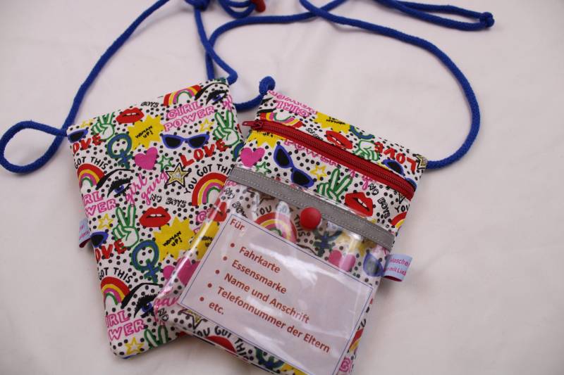Brustbeutel/Umhängetäschchen Für Kinder "Girl Gang" Mit Klarsichtfach Reflektorstreifen, Kordelstopper; Geldbörse, Fahrkartentasche von Maschenwichtel