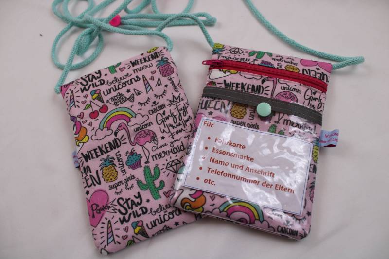 Brustbeutel/Umhängetäschchen Für Kinder "Girl Power" Mit Klarsichtfach, Reflektorstreifen + Fluoresz. Kordelstopper; Fahrkartentasche von Maschenwichtel