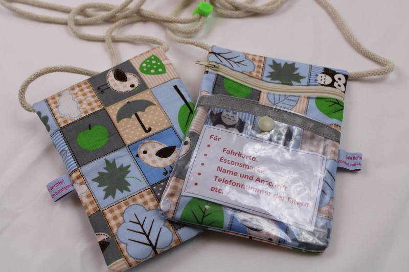 Brustbeutel/Umhängetäschchen Für Kinder "Herbstwald" Mit Klarsichtfach, Reflektorstreifen + Fluoresz. Kordelstopper; Fahrkartentasche von Maschenwichtel