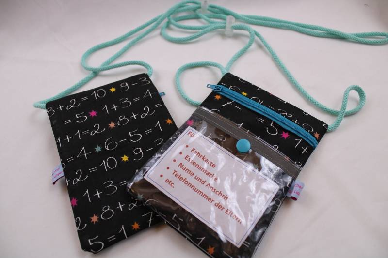 Brustbeutel/Umhängetäschchen Für Kinder "Kleines 1x1" Mit Klarsichtfach/Sichtfenster Reflektorstreifen; Geldbörse, Fahrkartentasche von Maschenwichtel