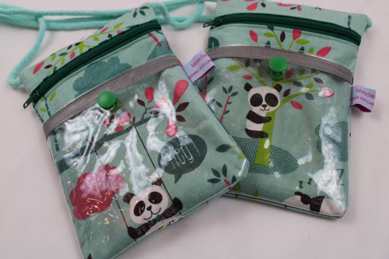 Brustbeutel/Umhängetäschchen Für Kinder "Pandabär" Mit Klarsichtfach, Reflektorstreifen + Fluoresz. Kordelstopper; Fahrkartentasche von Maschenwichtel