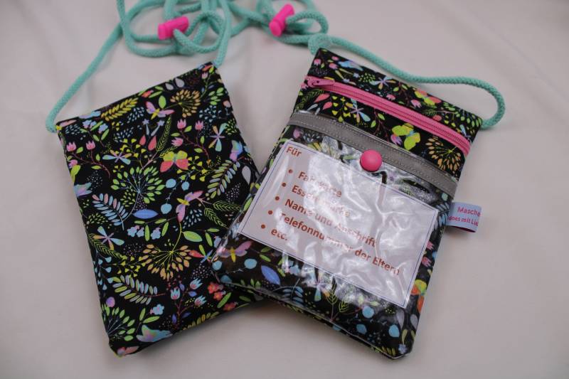 Brustbeutel/Umhängetäschchen Für Kinder "Schmetterlingsgarten/Neon" Mit Klarsichtfach, Reflektorstreifen + Kordelstopper; Fahrkartentasche von Maschenwichtel