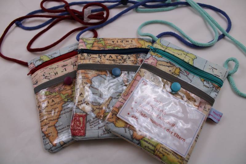 Brustbeutel/Umhängetäschchen Für Kinder "Weltkarte" Mit Klarsichtfach Reflektorstreifen; Geldbörse, Fahrkartentasche von Maschenwichtel