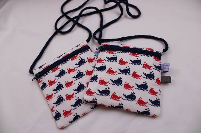 Brustbeutel "Kleine Wale" Mit Reißverschluss Und Reflektorfähnchen; Brusttasche, Geldbörse, Geldbeutel von Maschenwichtel