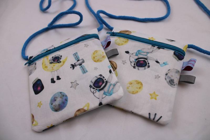 Kinder-Brustbeutel "Astronaut Im All" Mit Reißverschluss Und Reflektorfähnchen; Brusttasche, Geldbörse, Geldbeutel von Maschenwichtel