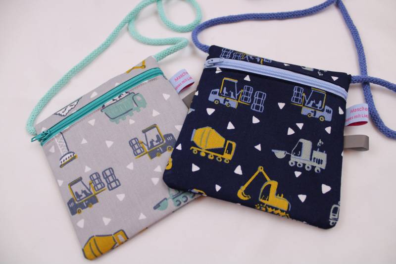 Kinder-Brustbeutel "Baufahrzeuge Dunkelblau Oder Grau" Mit Reißverschluss Und Reflektorfähnchen; Brusttasche, Geldbörse, Geldbeutel von Maschenwichtel