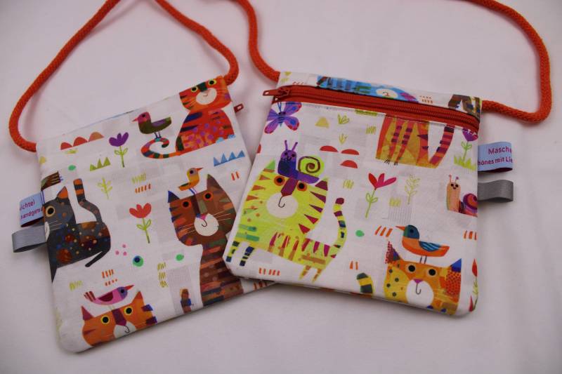 Kinder-Brustbeutel "Katzen Kunterbunt" Mit Reißverschluss Und Reflektorfähnchen; Brusttasche, Geldbörse, Geldbeutel von Maschenwichtel