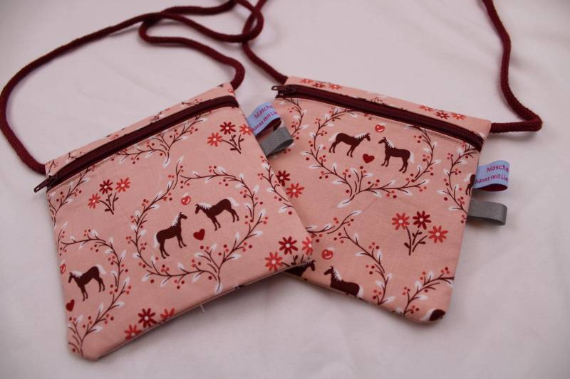 Kinder-Brustbeutel "Pferdeliebe" Mit Reißverschluss Und Reflektorfähnchen; Brusttasche, Geldbörse, Geldbeutel von Maschenwichtel