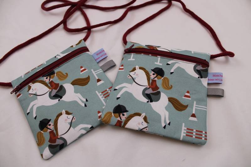 Kinder-Brustbeutel "Springreiten/Pferde" Mit Reißverschluss Und Reflektorfähnchen; Brusttasche, Geldbörse, Geldbeutel von Maschenwichtel