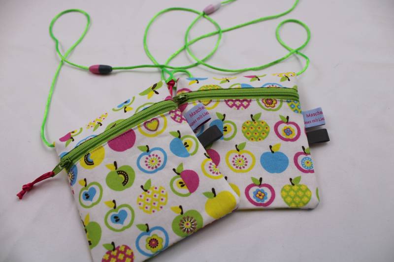 Kleiner Kinder-Brustbeutel "Äpfelchen" Mit Sicherheitsverschluss Und Reflektorfähnchen; Brusttasche, Geldbörse, Geldbeutel von Maschenwichtel