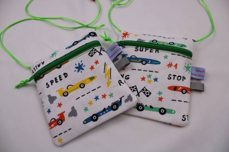 Kleiner Kinder-Brustbeutel "Autorennen" Mit Sicherheitsverschluss Und Reflektorfähnchen; Brusttasche, Geldbörse, Geldbeutel von Maschenwichtel