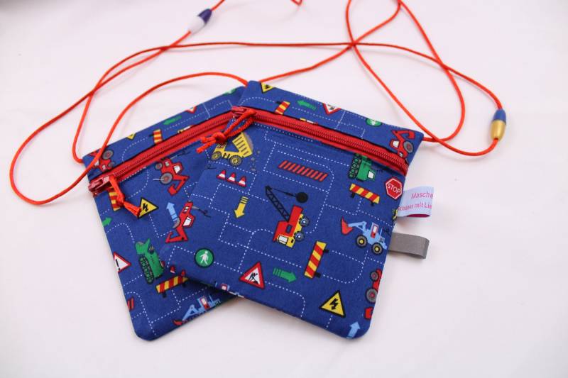 Kleiner Kinder-Brustbeutel "Baustelle" Mit Sicherheitsverschluss Und Reflektorfähnchen; Brusttasche, Geldbörse, Geldbeutel von Maschenwichtel