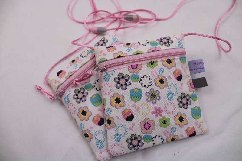 Kleiner Kinder-Brustbeutel "Blumen Pastell" Mit Sicherheitsverschluss Und Reflektorfähnchen; Brusttasche, Geldbörse, Geldbeutel von Maschenwichtel