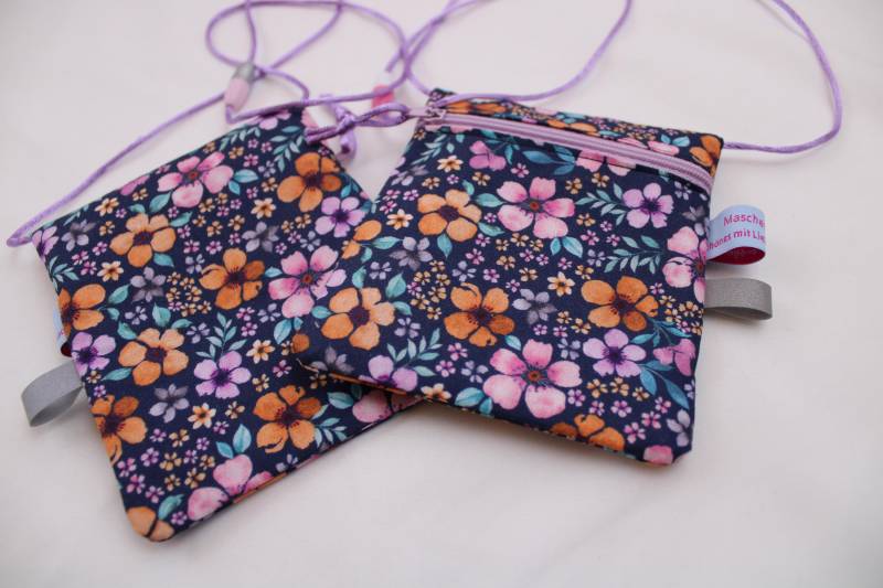 Kleiner Kinder-Brustbeutel "Blumenwiese Flieder/Marine" Mit Sicherheitsverschluss Und Reflektorfähnchen; Brusttasche, Geldbörse, Geldbeutel von Maschenwichtel