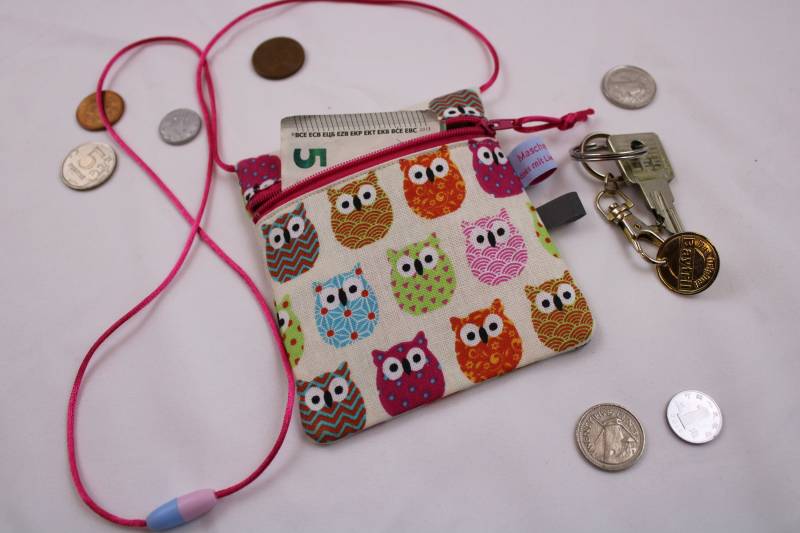 Kleiner Kinder-Brustbeutel "Bunte Eulen" Mit Sicherheitsverschluss Und Reflektorfähnchen; Brusttasche, Geldbörse, Geldbeutel von Maschenwichtel