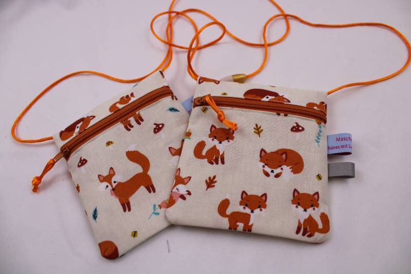 Kleiner Kinder-Brustbeutel "Familie Fuchs" Mit Sicherheitsverschluss Und Reflektorfähnchen; Brusttasche, Geldbörse, Geldbeutel von Maschenwichtel