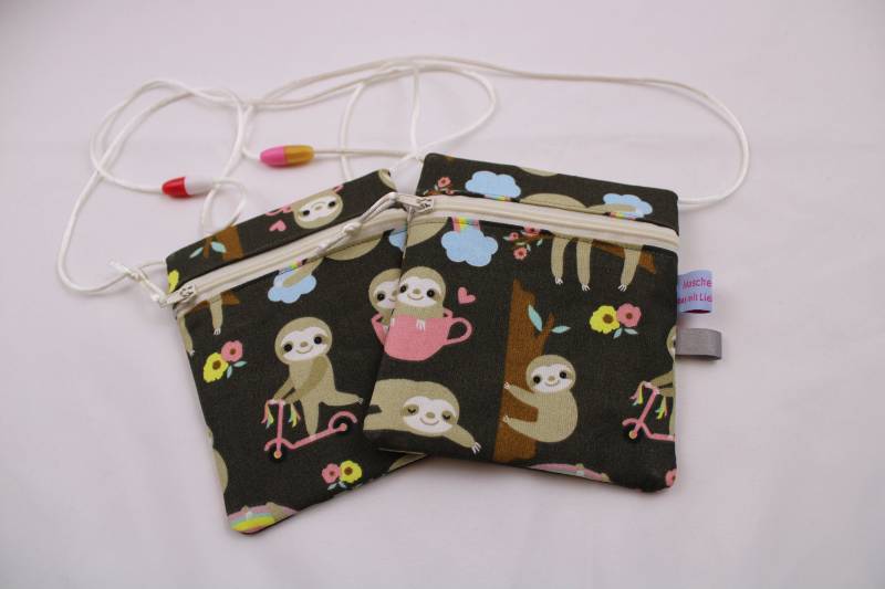 Kleiner Kinder-Brustbeutel "Faultier" Mit Sicherheitsverschluss Und Reflektorfähnchen; Brusttasche, Geldbörse, Geldbeutel von Maschenwichtel