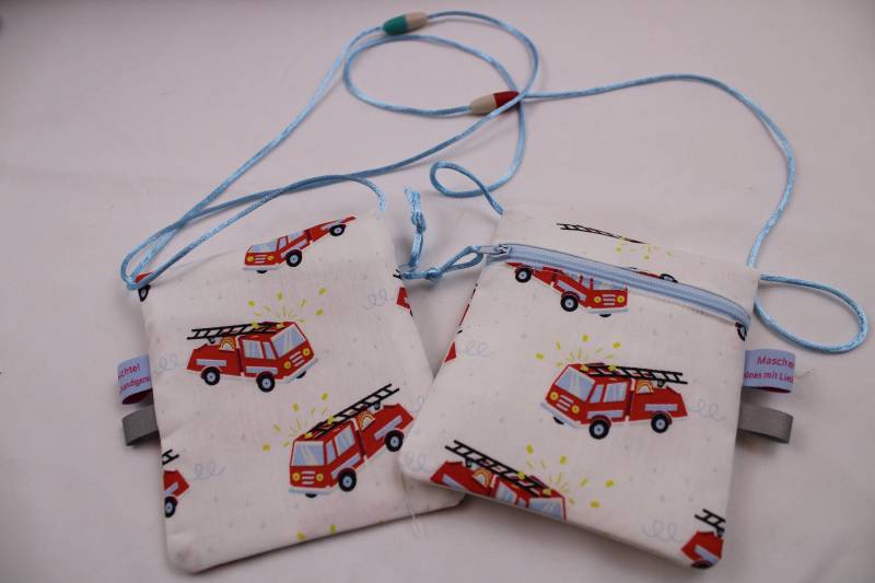 Kleiner Kinder-Brustbeutel "Feuerwehr" Mit Sicherheitsverschluss Und Reflektorfähnchen; Brusttasche, Geldbörse, Geldbeutel von Maschenwichtel