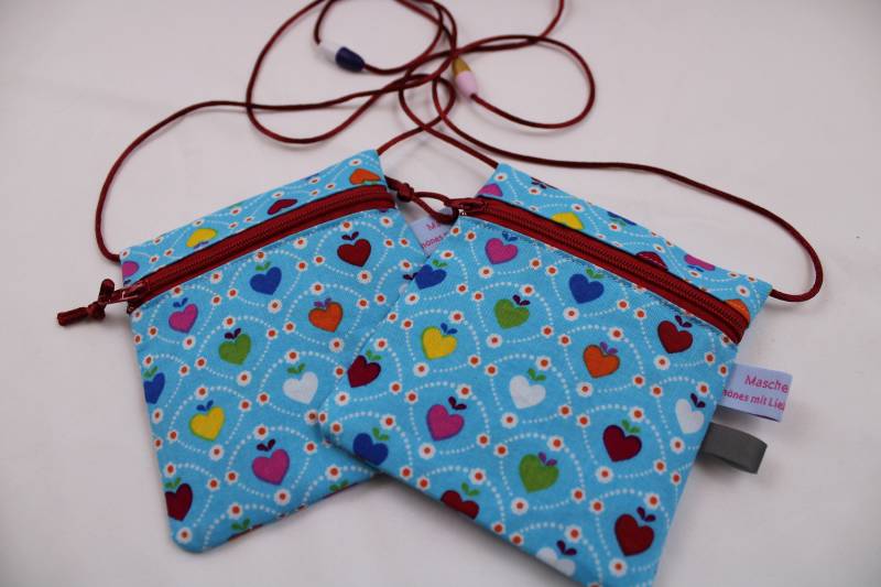 Kleiner Kinder-Brustbeutel "Herzig" Mit Sicherheitsverschluss Und Reflektorfähnchen; Brusttasche, Geldbörse, Geldbeutel von Maschenwichtel