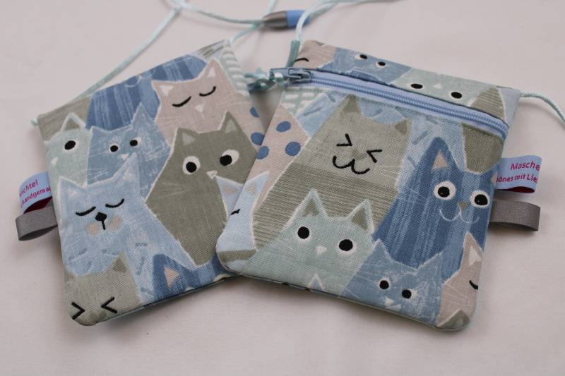 Kleiner Kinder-Brustbeutel "Katzen/Blau" Mit Sicherheitsverschluss Und Reflektorfähnchen; Brusttasche, Geldbörse, Geldbeutel von Maschenwichtel