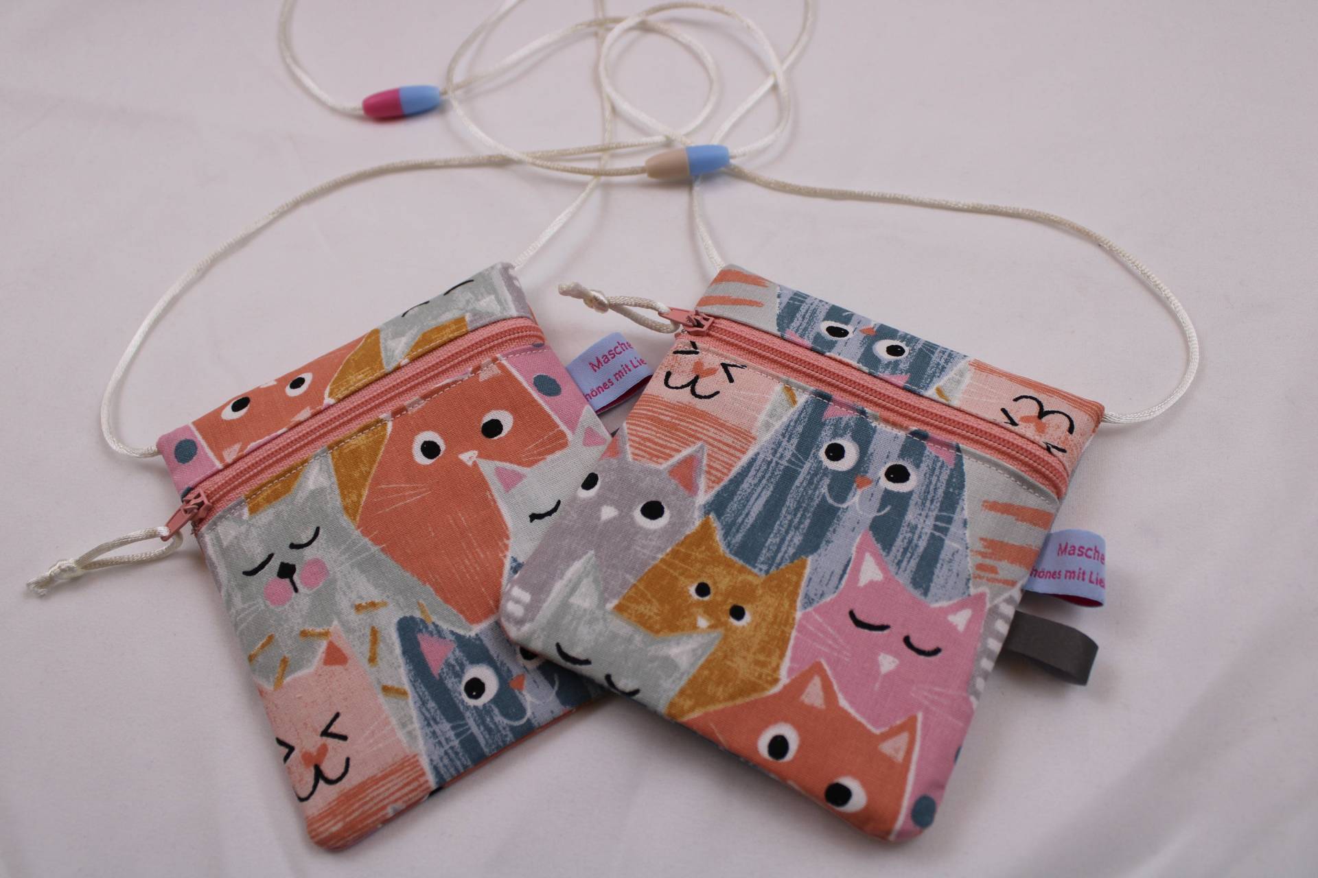 Kleiner Kinder-Brustbeutel "Katzen/Rosa" Mit Sicherheitsverschluss Und Reflektorfähnchen; Brusttasche, Geldbörse, Geldbeutel von Maschenwichtel