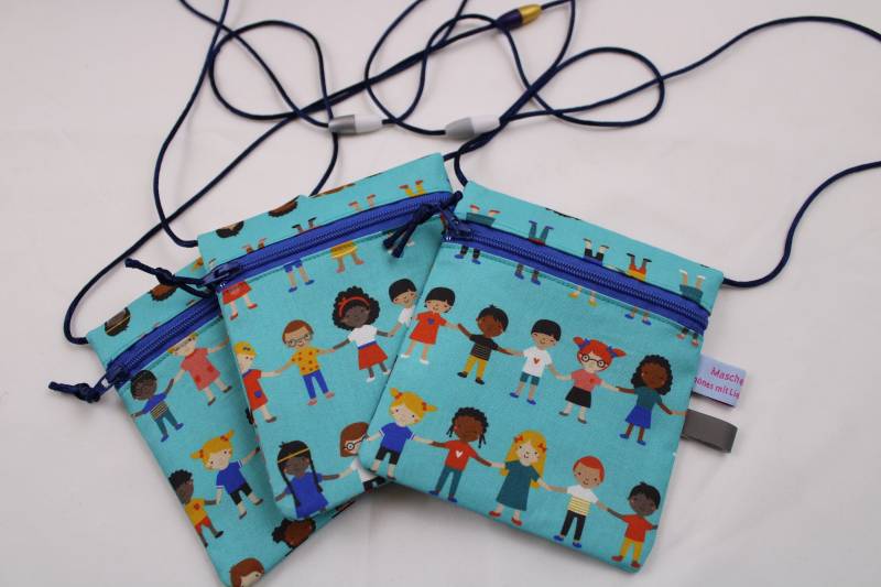 Kleiner Kinder-Brustbeutel "Kinder Dieser Erde" Mit Sicherheitsverschluss Und Reflektorfähnchen; Brusttasche, Geldbörse, Geldbeutel von Maschenwichtel