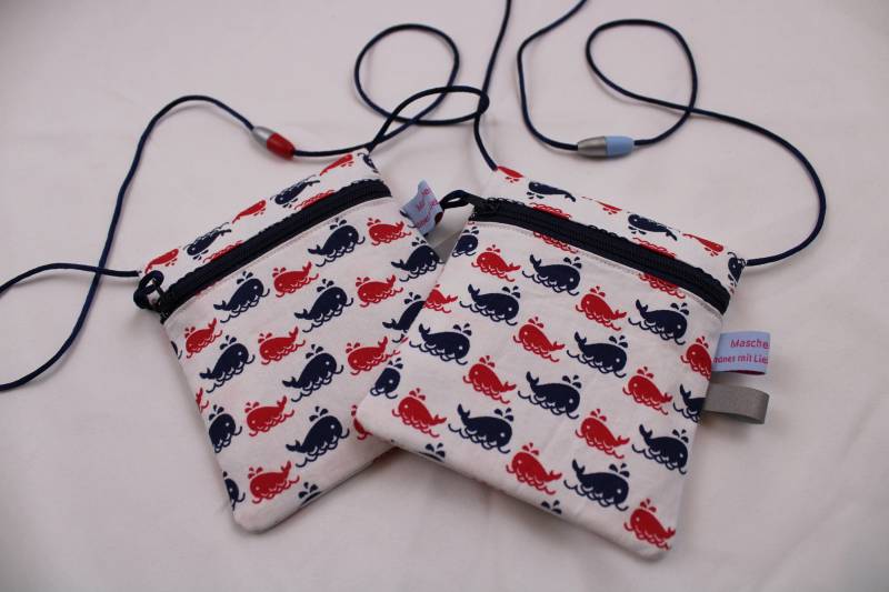 Kleiner Kinder-Brustbeutel "Kleine Wale" Mit Sicherheitsverschluss Und Reflektorfähnchen; Brusttasche, Geldbörse, Geldbeutel von Maschenwichtel