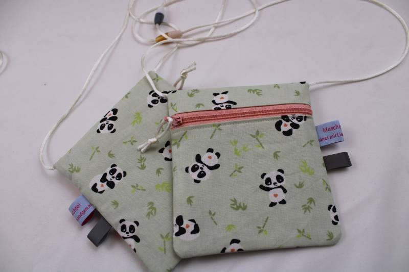 Kleiner Kinder-Brustbeutel "Kleiner Panda" Mit Sicherheitsverschluss Und Reflektorfähnchen; Brusttasche, Geldbörse, Geldbeutel von Maschenwichtel