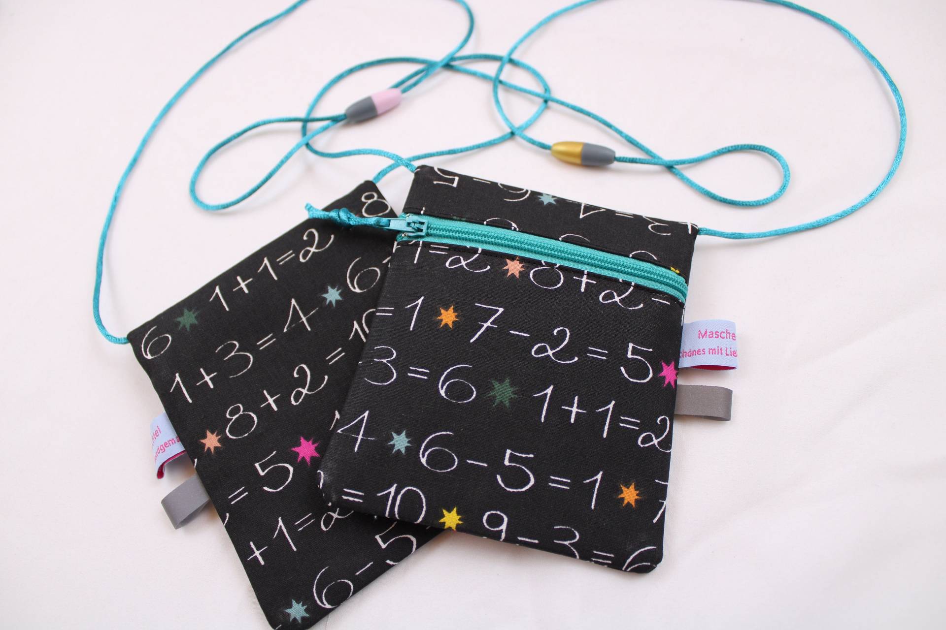 Kleiner Kinder-Brustbeutel "Kleines 1x1" Mit Sicherheitsverschluss Und Reflektorfähnchen; Brusttasche, Geldbörse, Geldbeutel von Maschenwichtel