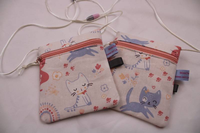 Kleiner Kinder-Brustbeutel "Miezekatze" Mit Sicherheitsverschluss Und Reflektorfähnchen; Brusttasche, Geldbörse, Geldbeutel von Maschenwichtel