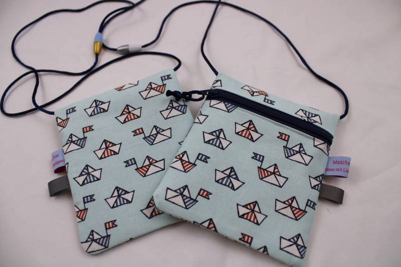 Kleiner Kinder-Brustbeutel "Papierschiffchen" Mit Sicherheitsverschluss Und Reflektorfähnchen; Brusttasche, Geldbörse, Geldbeutel von Maschenwichtel