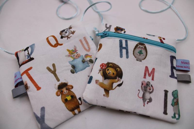 Kleiner Kinder-Brustbeutel "Tieralphabet/Weiß" Mit Sicherheitsverschluss Und Reflektorfähnchen; Brusttasche, Geldbörse, Geldbeutel von Maschenwichtel