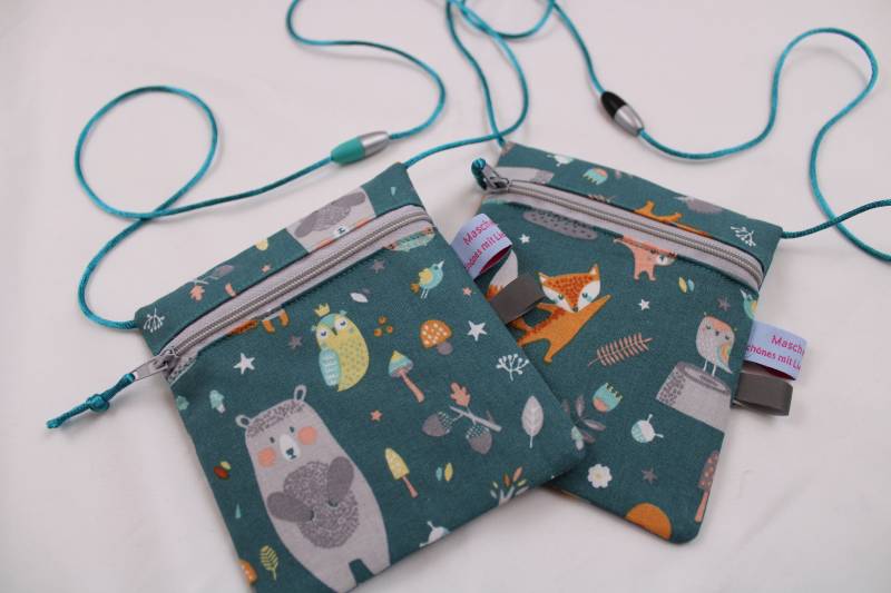 Kleiner Kinder-Brustbeutel "Waldfreunde" Mit Sicherheitsverschluss Und Reflektorfähnchen; Brusttasche, Geldbörse, Geldbeutel von Maschenwichtel