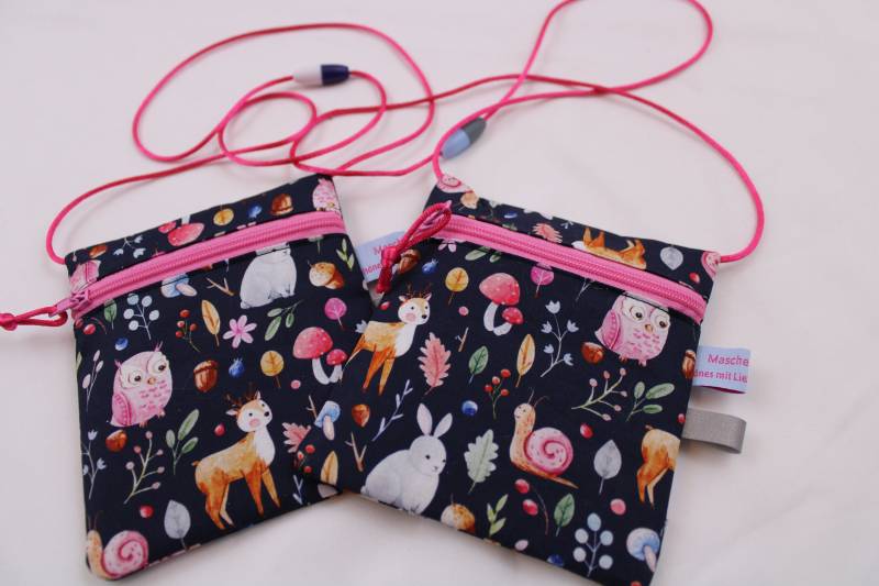 Kleiner Kinder-Brustbeutel "Waldspaziergang" Mit Sicherheitsverschluss Und Reflektorfähnchen; Brusttasche, Geldbörse, Geldbeutel von Maschenwichtel