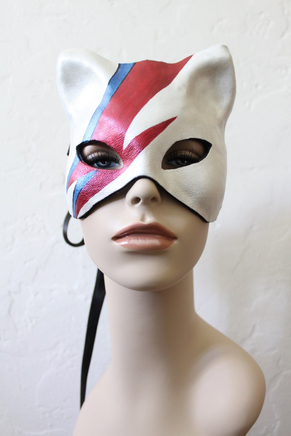 Kitty Stardust - Handbemalte Katzenmaske Aus Leder Tribut An David Bowie Lightening Stripe Auf Bestellung von Mascherina