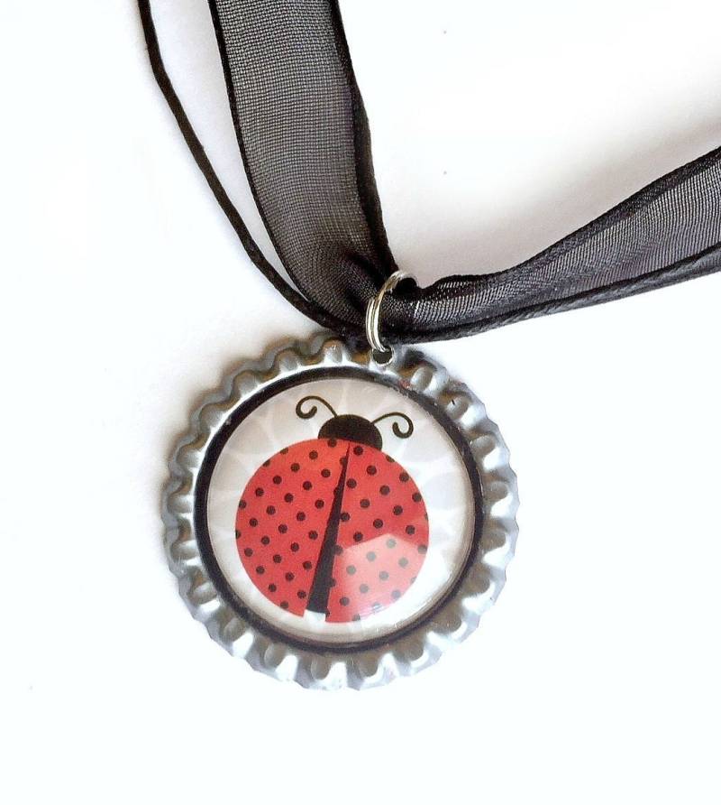 Marienkäfer Organzaband Halskette, Flaschenverschluss Roter Halskette Mit Organzaband, Halsband von MashedPotatoMosaics