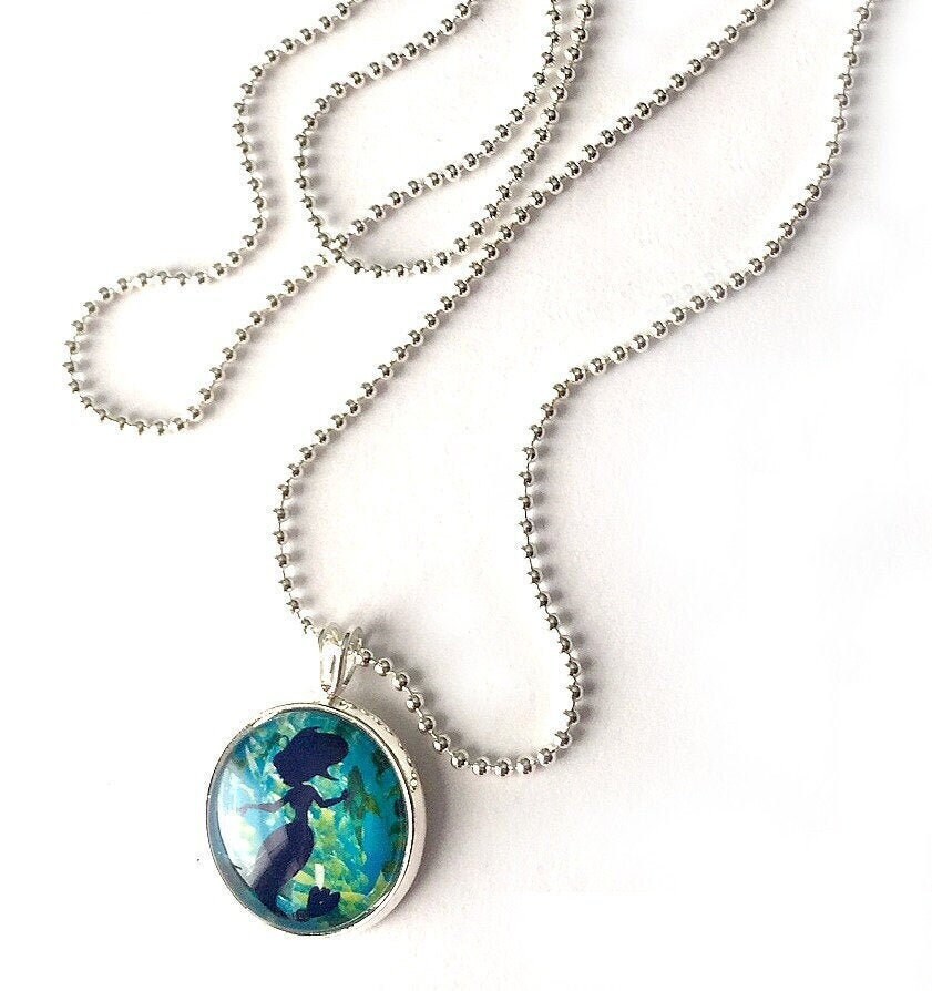 Mermaid Halskette, Aqua Türkis Fantasy Anhänger, 16 Mm Blue Anhänger Mit 24-Zoll-Silber-Kette, Halskette Mermaid Halskette, Aqua Türkis Fantasy Anhänger, 16 Mm Blue Anhänger Mit 24-Zoll-Silber-Kette, Halskette von MashedPotatoMosaics
