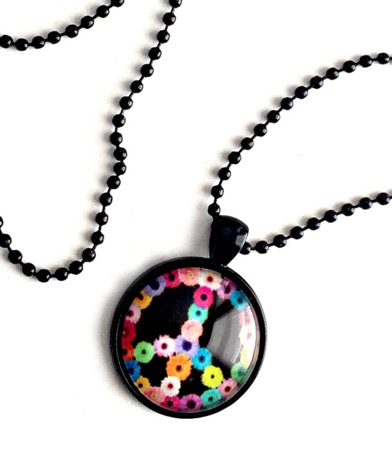 Peace Zeichen Halskette, Frieden Anhänger, 25 Mm Schwarz Anhänger Auf 24 "Schwarze Kette, Blumen Hippie Blume Peace Zeichen Halskette, Frieden Anhänger, 25 Mm Schwarz Anhänger Auf 24 "Schwarze Kette, Blumen Hippie Blume von MashedPotatoMosaics