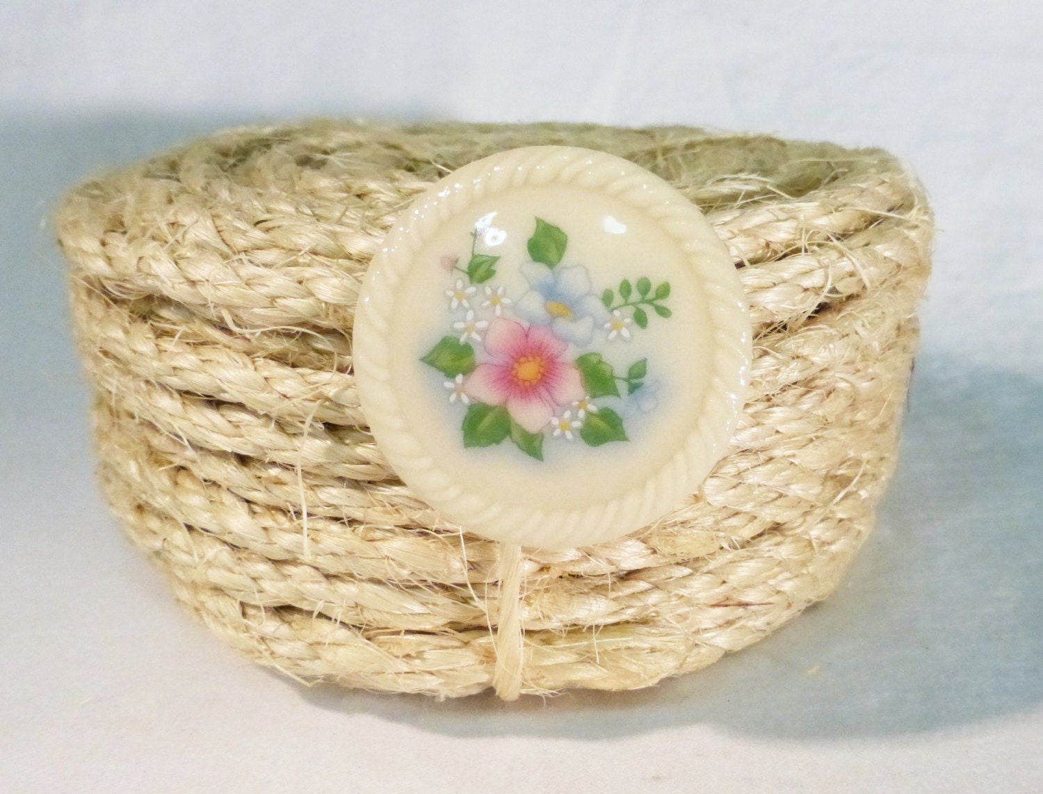 Avon Altweiß Runde Brosche Porzellan Von Hand Bemalt Avon Altweiß Runde Brosche Porzellan Von Hand Bemalt von MashliDesign