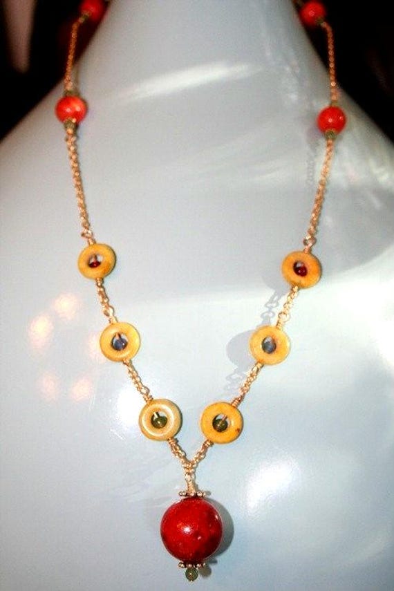 Handgefertigte Halbedelsteine An Einer Goldkette Mit Schaumkoralle von MashliDesign