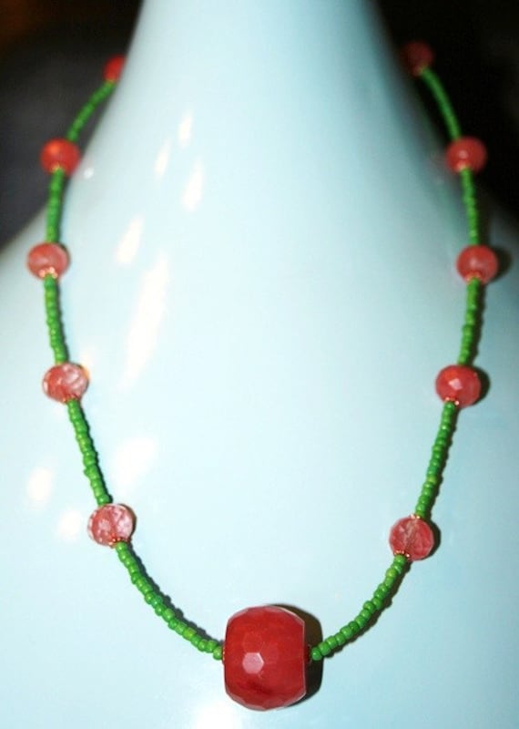 Handgefertigte Halskette Mit Karneol Und Grünen Glasperlen von MashliDesign