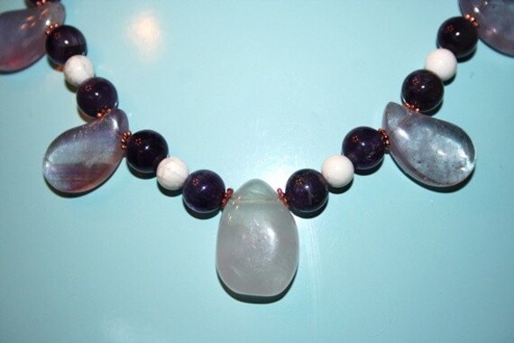 Handgemachte Amethyst Kette Mit Weißem Howlith von MashliDesign