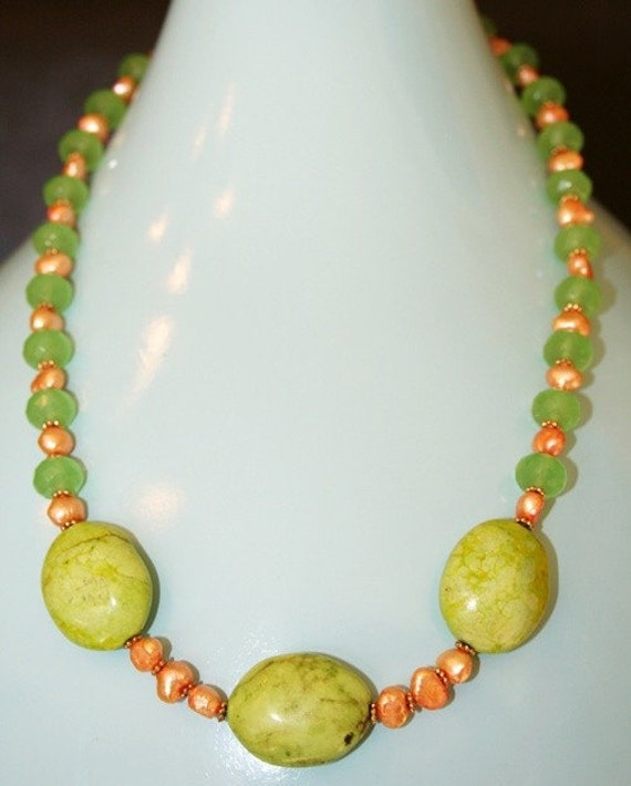 Handgemachte Halbedelsteine Kreide Türkis Und Süßwasserperlen Halskette von MashliDesign