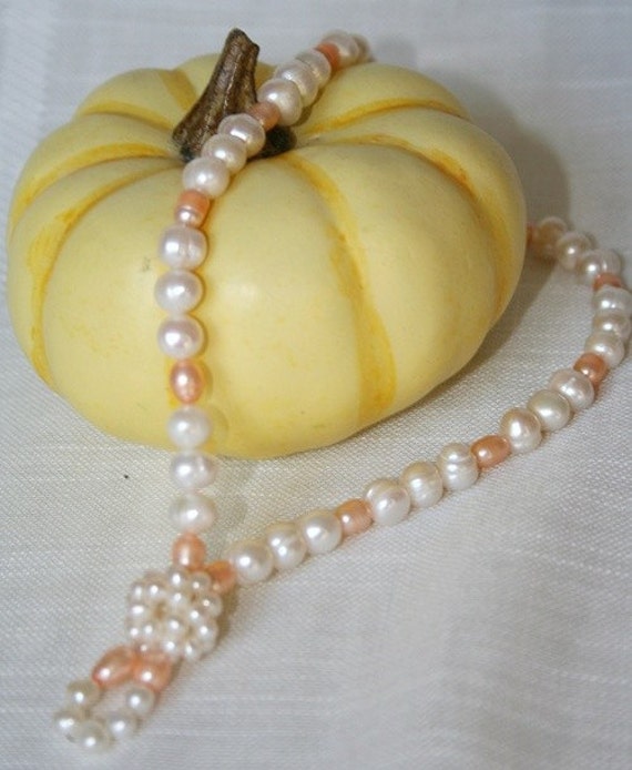 Handgemachte Halskette Aus Süsswasserperlen in Den Farben Weiss Und Pfirsich von MashliDesign